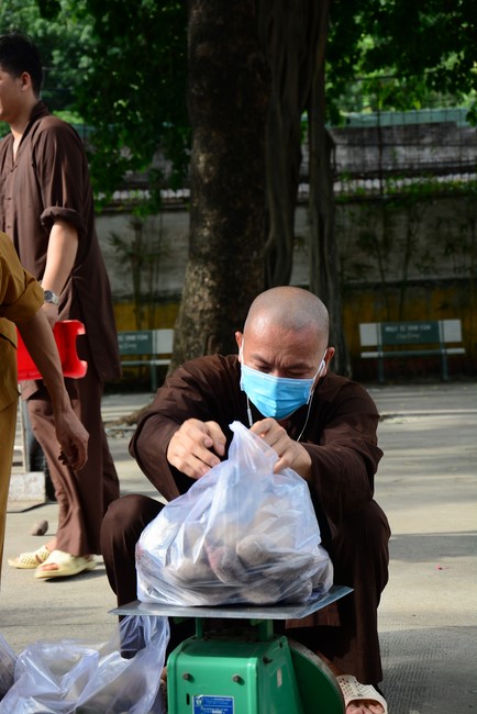 Continuing to support people in need in the Covid-19 pandemic of Hoang Phap Pagoda (series 2)